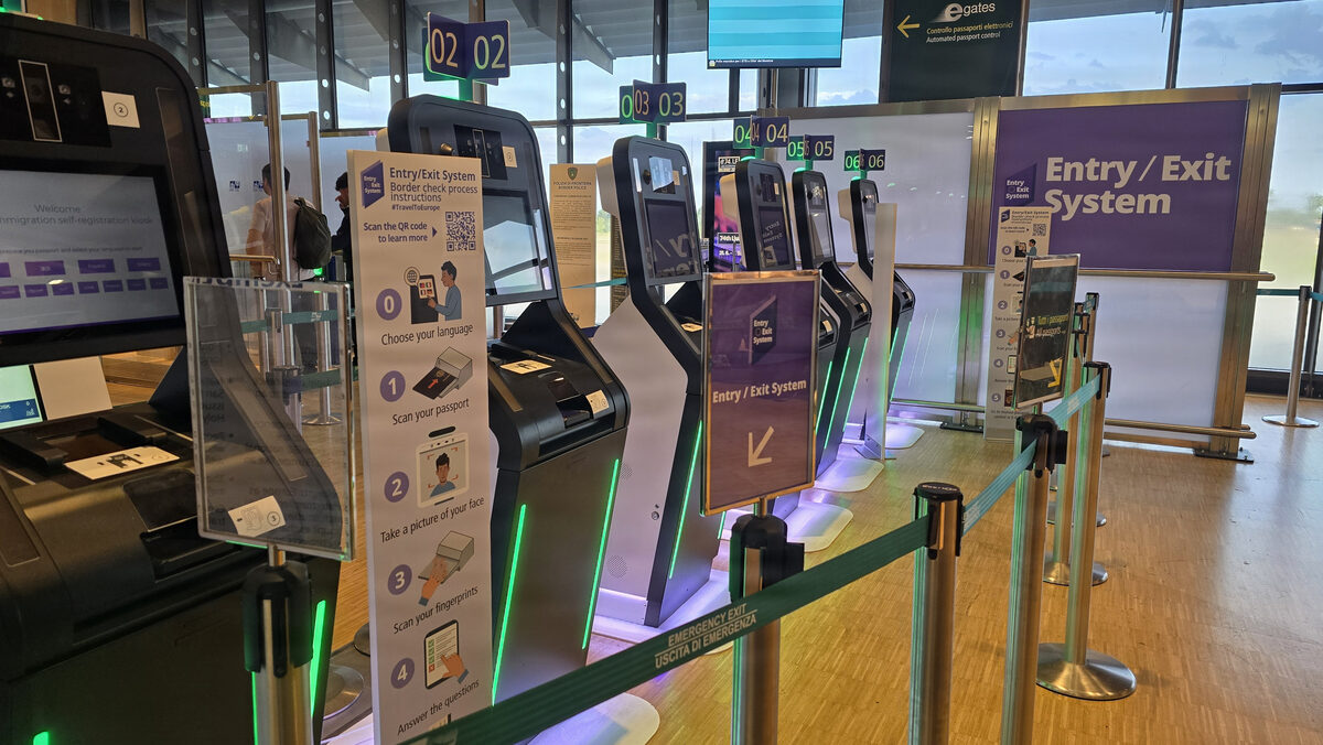 Automated e-gates at a European airport border, illustrating Spain's Entry/Exit System and the 90/180-day rule